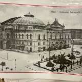 Antonietta Auciello ci mostra prima di tutto gli scatti del negozio originario, quello inaugurato negli anni 30 da Michele Scarpa al piano terra del Teatro Petruzzelli 